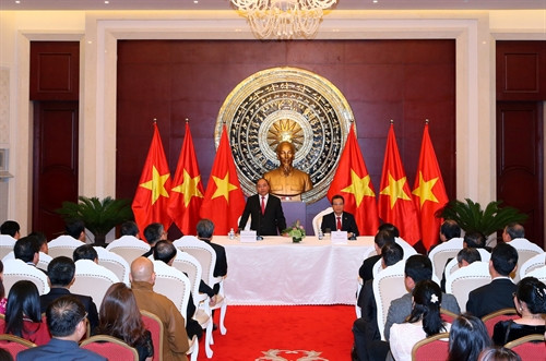 Thủ tướng Chính phủ Nguyễn Xuân Phúc đến thăm và nói chuyện với bà con Việt kiều, lưu học sinh và cán bộ nhân viên Đại sứ quán Việt Nam tại Trung Quốc. Ảnh: Thống Nhất-TTXVN