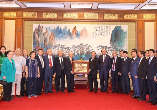 Thủ tướng Nguyễn Xuân Phúc chụp ảnh chung với đại diện các gia đình, cựu cố vấn, chuyên gia Trung Quốc từng tham gia giúp đỡ Việt Nam trong các cuộc kháng chiến. Ảnh: Thống Nhất –TTXVN Thủ tướng Nguyễn Xuân Phúc chụp ảnh chung với đại diện các gia đình, cựu cố vấn, chuyên gia Trung Quốc từng tham gia giúp đỡ Việt Nam trong các cuộc kháng chiến. Ảnh: Thống Nhất –TTXVN