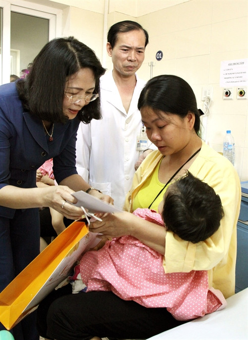 Phó Chủ tịch nước Đặng Thị Ngọc Thịnh thăm, tặng quà cho bệnh nhi. Ảnh: Dương Ngọc – TTXVN