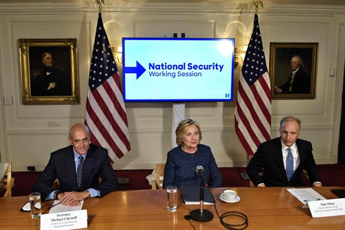 Bà Hillary Clinton (giữa) phát biểu trong một cuộc họp với các chuyên gia và cố vấn an ninh quốc gia tại New York, Mỹ ngày 9/9. AFP/TTXVN