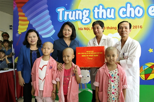 Phó Chủ tịch nước Đặng Thị Ngọc Thịnh đến thăm, tặng quà cho các bệnh nhi ung thư đang điều trị tại Bệnh viện K – cơ sở Tân Triều (Thanh Trì, Hà Nội). Ảnh: Dương Ngọc - TTXVN