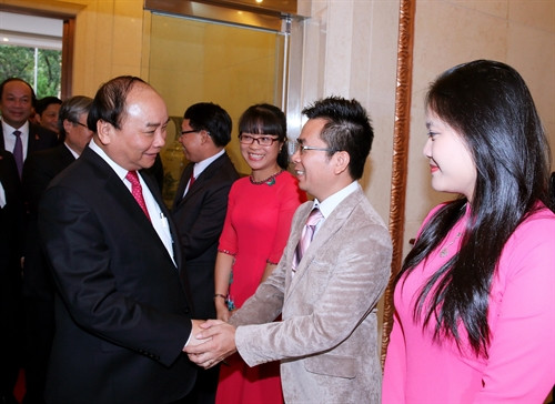 Thủ tướng Chính phủ Nguyễn Xuân Phúc gặp gỡ bà con Việt kiều, lưu học sinh và cán bộ nhân viên Đại sứ quán Việt Nam tại Trung Quốc. Ảnh: Thống Nhất-TTXVN