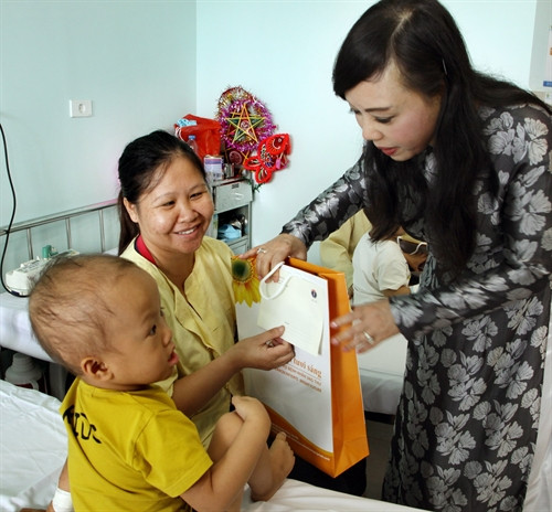 PGS.TS Nguyễn Thị Kim Tiến, Bộ trưởng Bộ Y tế tới thăm và tặng quà Trung thu cho các bệnh nhi đang điều trị tại khoa Ung bướu, Bệnh viện Nhi Trung ương. Ảnh: Dương Ngọc – TTXVN