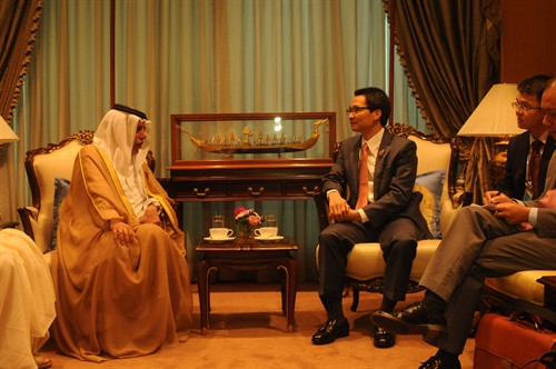 Phó Thủ tướng Vũ Đức Đam hội đàm với Phó Thủ tướng Qatar bên lề hội nghị. Ảnh: Quang Thuận - Pv TTXVN tại Thái Lan