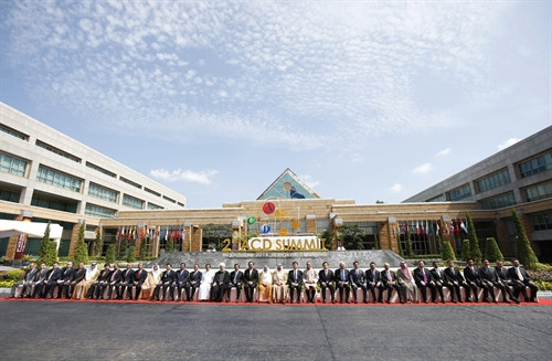 Phó Thủ tướng Việt Nam Vũ Đức Đam (thứ 10, trái) và đại diện các nước thành viên ACD chụp ảnh chung tại hội nghị. EPA/TTXVN