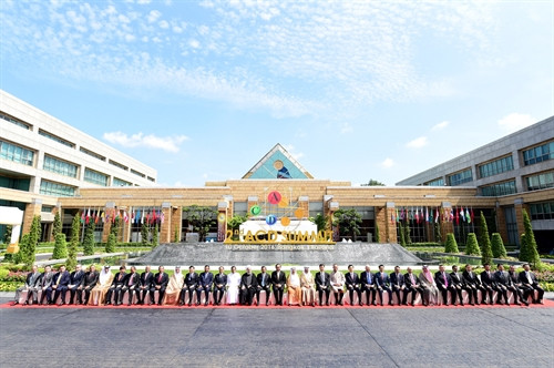 Nguyên thủ và lãnh đạo các nước tham dự hội nghị chụp ảnh chung. Ảnh: Sơn Nam - Pv TTXVN tại Thái Lan