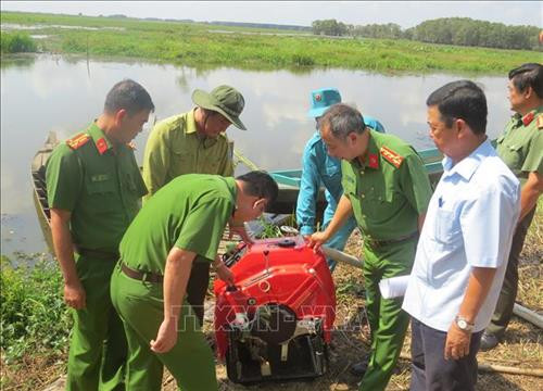 Công an tỉnh Đồng Tháp kiểm tra các thiết bị phòng cháy, chữa cháy tại các chốt kiểm lâm vườn Quốc gia Tràm Chim. Ảnh: Chương Đài - TTXVN Công an tỉnh Đồng Tháp kiểm tra các thiết bị phòng cháy, chữa cháy tại các chốt kiểm lâm vườn Quốc gia Tràm Chim. Ảnh: Chương Đài - TTXVN