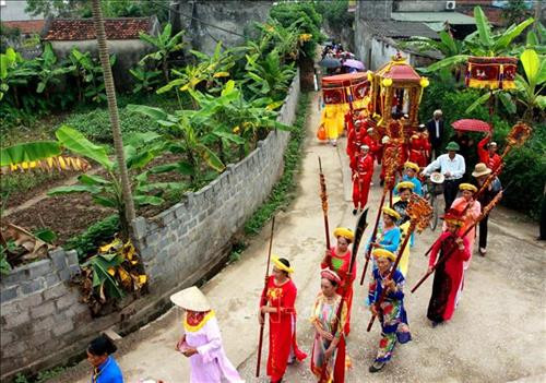 Nhân dân làng Tam Đường đánh trống, múa rồng, diễu hành ra đầu làng để đón đoàn từ làng Vân Đài lên. Ảnh: Thế Duyệt – TTXVN Nhân dân làng Tam Đường đánh trống, múa rồng, diễu hành ra đầu làng để đón đoàn từ làng Vân Đài lên. Ảnh: Thế Duyệt – TTXVN