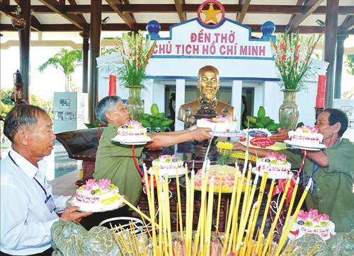 Hàng năm, tại đền thờ Bác Hồ, người dân địa phương tổ chức các hoạt động kỷ niệm nhân ngày sinh của Bác (19/5) Hàng năm, tại đền thờ Bác Hồ, người dân địa phương tổ chức các hoạt động kỷ niệm nhân ngày sinh của Bác (19/5)