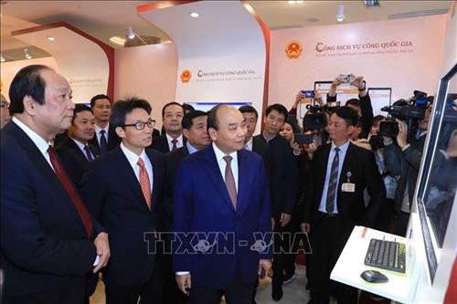 Thủ tướng Nguyễn Xuân Phúc và các đại biểu tham quan Cổng Dịch vụ công Quốc gia. Ảnh: TTXVN