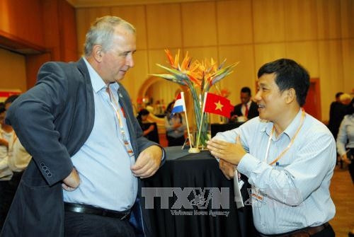 Các đại biểu trao đổi bên lề. Ảnh: Mạnh Linh - TTXVN