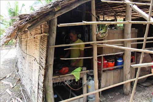 Nhiều hộ dân trong vùng lõi không dám cất nhà vì đã có chủ trương di dời. Ảnh: Hồng Thái – TTXVN Nhiều hộ dân trong vùng lõi không dám cất nhà vì đã có chủ trương di dời. Ảnh: Hồng Thái – TTXVN