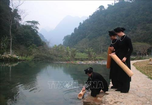 Ngoài đêm giao thừa, người Tày, Nùng cũng đi lấy nước đầu nguồn vào mùng Một Tết Nguyên đán. Ảnh: Chu Hiệu - TTXVN