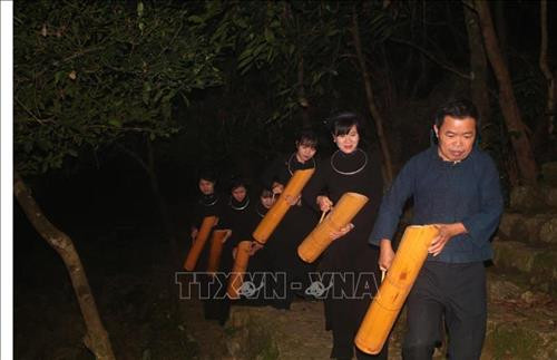 Nước được đựng trong những ống bương mang về nhà. Ảnh: Chu Hiệu - TTXVN