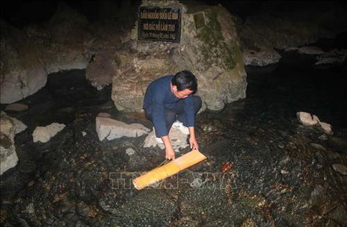 Người dân đi lấy nước ở đầu nguồn dịp đầu năn mới. Ảnh: Chu Hiệu - TTXVN