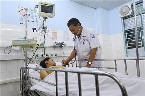 Điều trị cho bệnh nhi bị viêm cơ tim. Ảnh: Đinh Hằng - TTXVN