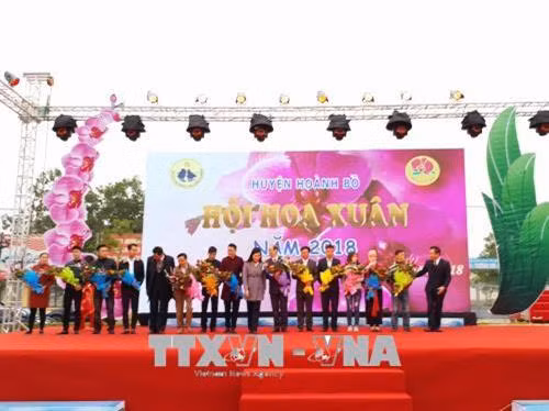 Sáng 2/2/2018, tại thị trấn Trới (huyện Hoành Bồ, Quảng Ninh) đã khai mạc Hội hoa Xuân Hoành Bồ. Đây là một trong những hoạt động mở màn cho chuỗi các sự kiện hưởng ứng Năm Du lịch Quốc gia 2018 Hạ Long - Quảng Ninh. Hội hoa năm nay được mở rộng về quy mô, tổ chức bài bản hơn với 40 gian trưng bày của 5 làng hoa là Đồng Chè, Lê Lợi, Sơn Dương, Thống Nhất và Quảng La. Ảnh: Trung Nguyên - TTXVN