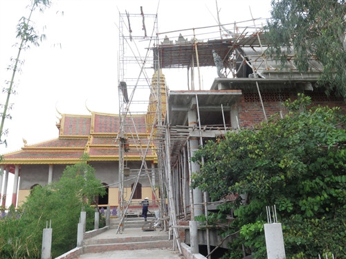 Một công trình xây dựng chánh điện mới trên đồi Tà Pạ, Tri Tôn, An Giang