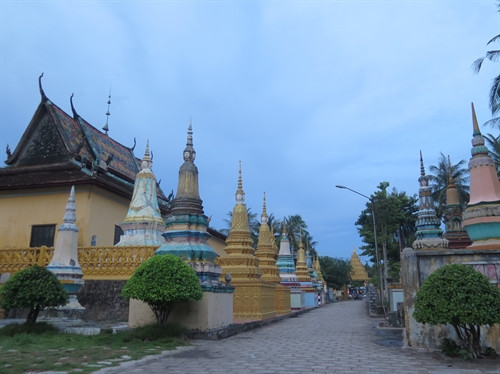 Những ngôi tháp chứa đựng hài cốt của các gia đình Phật tử Khmer được xây dựng trong khuôn viên chùa