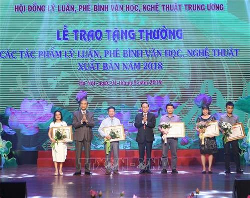 Trao giải C cho các tác giả. Ảnh: Thanh Tùng-TTXVN