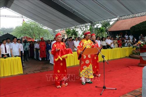 Đọc văn tế Đại danh y – Thiền sư Tuệ Tĩnh. Ảnh: Mạnh Tú - TTXVN Đọc văn tế Đại danh y – Thiền sư Tuệ Tĩnh. Ảnh: Mạnh Tú - TTXVN