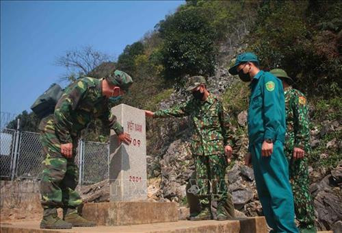 Cán bộ, chiến sĩ Đồn biên phòng Tổng Cọt tăng cường tuần tra, kiểm tra cột mốc, khu vực biên giới. Ảnh: Chu Hiệu - TTXVN.