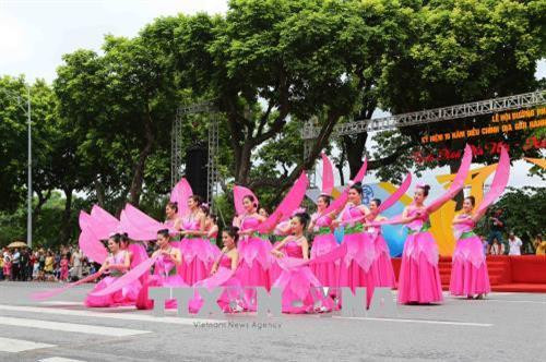 Trình diễn tiết mục múa hoa sen tại buổi lễ. Ảnh: Thành Đạt – TTXVN Trình diễn đám cưới truyền thống người Hà Nội. Ảnh: Thành Đạt – TTXVN Các đoàn tham gia trình diễn tại Lễ hội. Ảnh: Thành Đạt – TTXVN