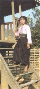 Cùng cư trú lâu đời trên một địa bàn, nhiều nếp sinh hoạt của người Kháng chịu sự ảnh hưởng sâu sắc của văn hoá Thái. Bộ nữ phục Kháng trong ảnh mang dáng dấp nữ phục Thái Trắng. Cùng cư trú lâu đời trên một địa bàn, nhiều nếp sinh hoạt của người Kháng chịu sự ảnh hưởng sâu sắc của văn hoá Thái. Bộ nữ phục Kháng trong ảnh mang dáng dấp nữ phục Thái Trắng.