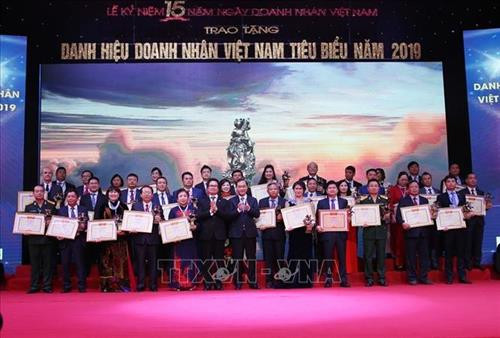Chủ tịch Phòng Thương mại và Công nghiệp Việt Nam Vũ Tiến Lộc và Chủ nhiệm Ủy ban Kinh tế của Quốc hội Vũ Hồng Thanh trao Bằng chứng nhận của Hội đồng bình xét doanh nhân toàn quốc cho các doanh nhân. Ảnh: Dương Giang - TTXVN Chủ tịch Phòng Thương mại và Công nghiệp Việt Nam Vũ Tiến Lộc và Chủ nhiệm Ủy ban Kinh tế của Quốc hội Vũ Hồng Thanh trao Bằng chứng nhận của Hội đồng bình xét doanh nhân toàn quốc cho các doanh nhân. Ảnh: Dương Giang - TTXVN