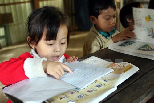 Trong ảnh (tư liệu): Các em học sinh tại lớp học tình thương trên đảo Hòn Chuối, tháng 2/2009. (Ảnh: Huy Hùng/TTXVN) Trong ảnh (tư liệu): Các em học sinh tại lớp học tình thương trên đảo Hòn Chuối, tháng 2/2009. (Ảnh: Huy Hùng/TTXVN)