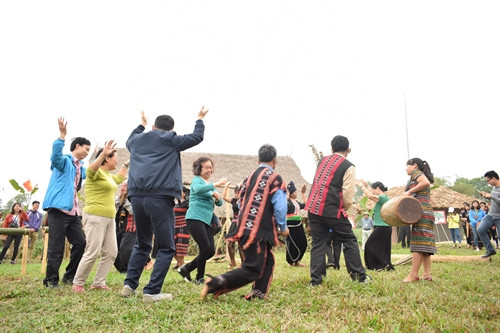 Du khách hào hứng tham gia múa hát cùng các nghệ nhân