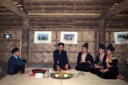 Lễ cúng tổ tiên thường được tổ chức trong nhà gồm: 1 con gà trống, 2 ép xôi nương, 1 bát canh, 1 bát ớt, 1 chai rượu và 4 chén rượu, 4 cái thìa, 4 đôi đũa