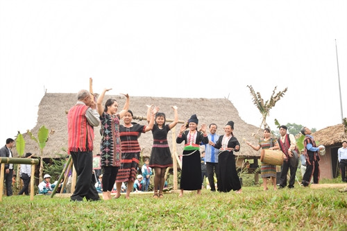 Các nghệ nhân làng dân tộc Tà Ôi biểu diễn hòa tấu nhạc cụ dân tộc, hát Câr Lơi