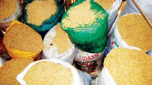 Thóc được bảo quản trong kho, sạch sẽ, người dân tin rằng thần lúa ngự trị ở đó. Thóc được bảo quản trong kho, sạch sẽ, người dân tin rằng thần lúa ngự trị ở đó.