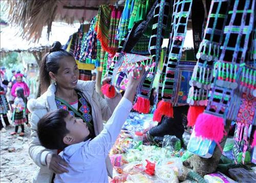 Quầy bán trang phục của người dân tộc. Ảnh: Quý Trung - TTXVN Quầy bán trang phục của người dân tộc. Ảnh: Quý Trung - TTXVN