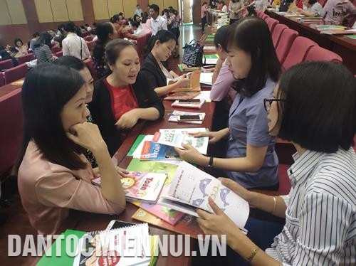 Các cô giáo thảo luận về nội dung SGK mới của NXBGD trong cuộc hội thảo tại Bà Rịa - Vũng Tàu. Ảnh: HT Các cô giáo thảo luận về nội dung SGK mới của NXBGD trong cuộc hội thảo tại Bà Rịa - Vũng Tàu. Ảnh: HT