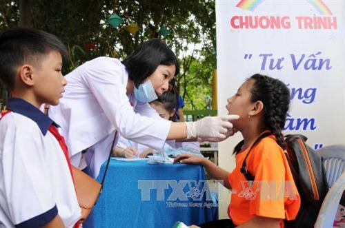 Khám bệnh miễn phí cho các thiếu nhi tại công viên Khánh Hội, quận 4. Ảnh: An Hiếu – TTXVN