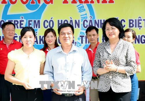 Phó Chủ tịch nước Đặng Thị Ngọc Thịnh tặng quà cho Ban Giám hiệu trường tiểu học La Văn Cầu, xã Đắk R’Măng. Ảnh: Hưng Thịnh – TTXVN Phó Chủ tịch nước Đặng Thị Ngọc Thịnh tặng quà cho Ban Giám hiệu trường tiểu học La Văn Cầu, xã Đắk R’Măng. Ảnh: Hưng Thịnh – TTXVN