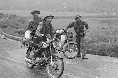 Các phóng viên Trần Mai Hưởng, Ngọc Đản và Hoàng Thiểm đang qua đèo Hải Vân vào Đà Nẵng giải phóng, ngày 29/3/1975. Ảnh: Lâm Hồng Long - TTXVN Các phóng viên Trần Mai Hưởng, Ngọc Đản và Hoàng Thiểm đang qua đèo Hải Vân vào Đà Nẵng giải phóng, ngày 29/3/1975. Ảnh: Lâm Hồng Long - TTXVN