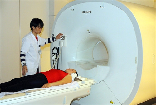 Bệnh viện Hữu nghị Đa khoa Nghệ An là bệnh viện hạng I có 1.600 giường bệnh/45 khoa nhận chuyển giao từ các bệnh viện tuyến trung ương, làm chủ nhiều kỹ thuật cao trong chẩn đoán và điều trị bệnh, trong đó 50% bệnh nhân có thẻ Bảo hiểm Y tế. Ảnh: Dương Ngọc – TTXVN Bệnh viện Hữu nghị Đa khoa Nghệ An là bệnh viện hạng I có 1.600 giường bệnh/45 khoa nhận chuyển giao từ các bệnh viện tuyến trung ương, làm chủ nhiều kỹ thuật cao trong chẩn đoán và điều trị bệnh, trong đó 50% bệnh nhân có thẻ Bảo hiểm Y tế. Ảnh: Dương Ngọc – TTXVN