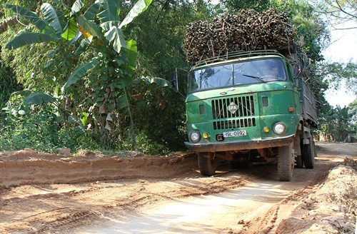 Xe tải chở hàng hóa cồng kềnh, quá tải đi vào tuyến đường cũng khiến cho đường ngày càng xuống cấp nghiêm trọng