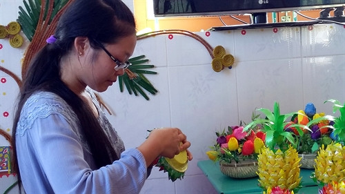 Cô giáo trẻ Hoàng Thị Lan sáng tạo nhiều đồ chơi độc đáo, bắt mắt rất được các em học sinh yêu thích. Cô giáo trẻ Hoàng Thị Lan sáng tạo nhiều đồ chơi độc đáo, bắt mắt rất được các em học sinh yêu thích.