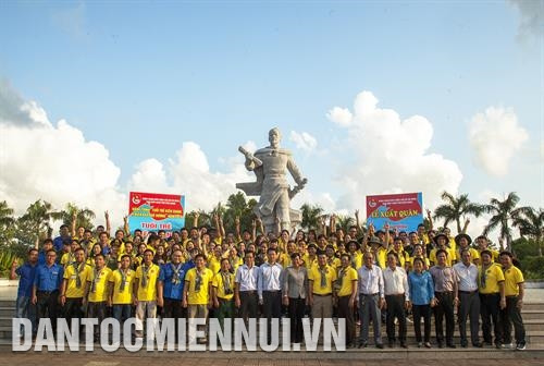 Tuổi trẻ Kiên Giang tham gia Lễ xuất quân hành trình “Tuổi trẻ Kiên Giang vì biển đảo quê hương” năm 2019. Ảnh: Hồng Đạt Người dân xã đảo Thổ Châu làm nghề nuôi trồng và khai thác thủy sản ở Bãi Dong. Ảnh: Hồng Đạt Tuổi trẻ Kiên Giang tham gia Lễ xuất quân hành trình “Tuổi trẻ Kiên Giang vì biển đảo quê hương” năm 2019. Ảnh: Hồng Đạt Người dân xã đảo Thổ Châu làm nghề nuôi trồng và khai thác thủy sản ở Bãi Dong. Ảnh: Hồng Đạt