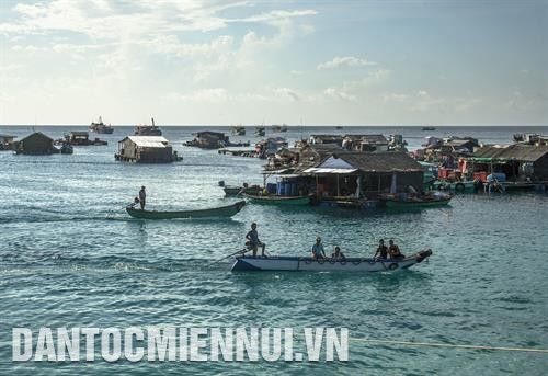 Tuổi trẻ Kiên Giang tham gia Lễ xuất quân hành trình “Tuổi trẻ Kiên Giang vì biển đảo quê hương” năm 2019. Ảnh: Hồng Đạt Người dân xã đảo Thổ Châu làm nghề nuôi trồng và khai thác thủy sản ở Bãi Dong. Ảnh: Hồng Đạt Tuổi trẻ Kiên Giang tham gia Lễ xuất quân hành trình “Tuổi trẻ Kiên Giang vì biển đảo quê hương” năm 2019. Ảnh: Hồng Đạt Người dân xã đảo Thổ Châu làm nghề nuôi trồng và khai thác thủy sản ở Bãi Dong. Ảnh: Hồng Đạt
