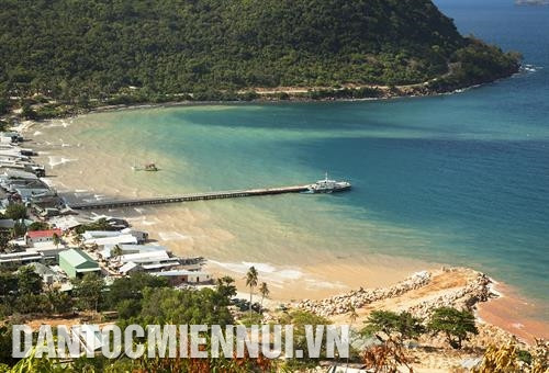 Cầu cảng dẫn vào trung tâm xã đảo Thổ Châu. Ảnh: Hồng Đạt Cầu cảng dẫn vào trung tâm xã đảo Thổ Châu. Ảnh: Hồng Đạt