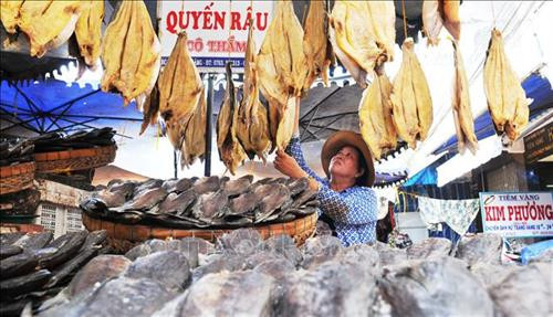 Chợ Châu Đốc với các đặc sản nổi tiếng, luôn nhận được sự quan tâm của du khách khi đến Châu Đốc. Ảnh: Công Mạo-TTXVN Chợ Châu Đốc với các đặc sản nổi tiếng, luôn nhận được sự quan tâm của du khách khi đến Châu Đốc. Ảnh: Công Mạo-TTXVN