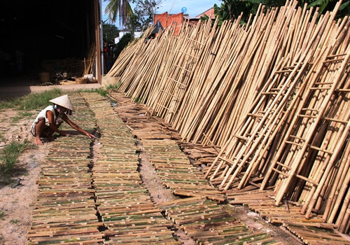 Nghề sản xuất bàn, ghế, thang tre tại Hợp tác xã ấp Long Kim, xã Long Thành nam, huyện Hòa Thành. Nghề sản xuất bàn, ghế, thang tre tại Hợp tác xã ấp Long Kim, xã Long Thành nam, huyện Hòa Thành.
