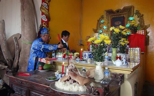 Nghi thức Lễ Cầu Ngư được tiến hành trang nghiêm. Ảnh: Đức Thọ - TTXVN