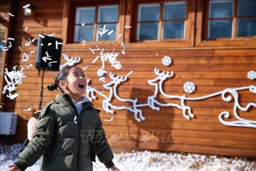 Trẻ em vui chơi mừng đón lễ Giáng sinh tại Singapore. Ảnh: THX/TTXVN Người dân tham gia cuộc thi chạy Ông già Noel tại Vilnius, Litsva. Ảnh: THX/TTXVN Hát mừng lễ Giáng Sinh tại Nhà thờ Frankfurt, Đức. Ảnh: THX/TTXVN Thợ lặn trong trang phục Ông già Noel chào đón du khách tới Công viên Thủy cung ở Manila, Philippines trong dịp lễ Giáng Sinh. Ảnh: THX/TTXVN Thắp sáng cây thông Noel tại Yangon, Myanmar. Ảnh: THX/TTXVN Thắp sáng cây thông Noel chào đón Giáng Sinh và Năm Mới tại quảng trường ở Yerevan, Armenia. Ảnh: THX/TTXVN Hàng trăm người trong trang phục ông già Noel tham gia lễ hội SantaCon chào đón Giáng Sinh ở New York, Mỹ. Ảnh: THX/TTXVN Một gia đình mua sắm chuẩn bị lễ Giáng Sinh tại Houston, Mỹ. Ảnh: THX/TTXVN Người dân Tây Ban Nha mừng đón Giáng Sinh tại quảng trường Landmark Puerta del Sol ở Madrid. Ảnh: THX/TTXVN Trẻ em vui chơi tại công viên tuyết nhân tạo trong dịp lễ Giáng Sinh ở tỉnh Banten, Indonesia. Ảnh: THX/TTXVN Trang trí chuẩn bị cho lễ Giáng Sinh tại thủ đô Baghdad, Iraq. Ảnh: THX/TTXVN Mua sắm chuẩn bị cho lễ Giáng Sinh tại thủ đô Baghdad, Iraq. Ảnh: THX/TTXVN Người dân Malaysia tham quan triển lãm "Disney- Giấc mơ Giáng sinh" tại thủ đô Kuala Lumpur. Ảnh: THX/TTXVN Người dân mua sắm chuẩn bị cho Lễ Giáng Sinh tại Bangalore, Ấn Độ. Ảnh: THX/TTXVN Thắp sáng cây thông Noel khổng lồ tại Quảng trường Azneft ở Baku, Azerbaijan. Ảnh: THX/TTXVN Trẻ em Hàn Quốc vui chơi mừng đón lễ Giáng Sinh tại làng Ông già Noel ở Gyeongsangbuk-do. Ảnh: THX/TTXVN Các loại bánh cho Lễ Giáng sinh được bày bán tại Làng Ông già Noel ở Gyeongsangbuk-do, Hàn Quốc. Ảnh: THX/TTXVN Người dân Hàn Quốc chào đón Giáng Sinh tại làng Ông già Noel ở Gyeongsangbuk-do. Ảnh: THX/TTXVN Người dân Syria mừng đón Giáng Sinh tại thủ đô Damascus. Ảnh: THX/TTXVN Trẻ em vui chơi mừng đón lễ Giáng sinh tại Singapore. Ảnh: THX/TTXVN Người dân tham gia cuộc thi chạy Ông già Noel tại Vilnius, Litsva. Ảnh: THX/TTXVN Hát mừng lễ Giáng Sinh tại Nhà thờ Frankfurt, Đức. Ảnh: THX/TTXVN Thợ lặn trong trang phục Ông già Noel chào đón du khách tới Công viên Thủy cung ở Manila, Philippines trong dịp lễ Giáng Sinh. Ảnh: THX/TTXVN Thắp sáng cây thông Noel tại Yangon, Myanmar. Ảnh: THX/TTXVN Thắp sáng cây thông Noel chào đón Giáng Sinh và Năm Mới tại quảng trường ở Yerevan, Armenia. Ảnh: THX/TTXVN Hàng trăm người trong trang phục ông già Noel tham gia lễ hội SantaCon chào đón Giáng Sinh ở New York, Mỹ. Ảnh: THX/TTXVN Một gia đình mua sắm chuẩn bị lễ Giáng Sinh tại Houston, Mỹ. Ảnh: THX/TTXVN Người dân Tây Ban Nha mừng đón Giáng Sinh tại quảng trường Landmark Puerta del Sol ở Madrid. Ảnh: THX/TTXVN Trẻ em vui chơi tại công viên tuyết nhân tạo trong dịp lễ Giáng Sinh ở tỉnh Banten, Indonesia. Ảnh: THX/TTXVN Trang trí chuẩn bị cho lễ Giáng Sinh tại thủ đô Baghdad, Iraq. Ảnh: THX/TTXVN Mua sắm chuẩn bị cho lễ Giáng Sinh tại thủ đô Baghdad, Iraq. Ảnh: THX/TTXVN Người dân Malaysia tham quan triển lãm "Disney- Giấc mơ Giáng sinh" tại thủ đô Kuala Lumpur. Ảnh: THX/TTXVN Người dân mua sắm chuẩn bị cho Lễ Giáng Sinh tại Bangalore, Ấn Độ. Ảnh: THX/TTXVN Thắp sáng cây thông Noel khổng lồ tại Quảng trường Azneft ở Baku, Azerbaijan. Ảnh: THX/TTXVN Trẻ em Hàn Quốc vui chơi mừng đón lễ Giáng Sinh tại làng Ông già Noel ở Gyeongsangbuk-do. Ảnh: THX/TTXVN Các loại bánh cho Lễ Giáng sinh được bày bán tại Làng Ông già Noel ở Gyeongsangbuk-do, Hàn Quốc. Ảnh: THX/TTXVN Người dân Hàn Quốc chào đón Giáng Sinh tại làng Ông già Noel ở Gyeongsangbuk-do. Ảnh: THX/TTXVN Người dân Syria mừng đón Giáng Sinh tại thủ đô Damascus. Ảnh: THX/TTXVN