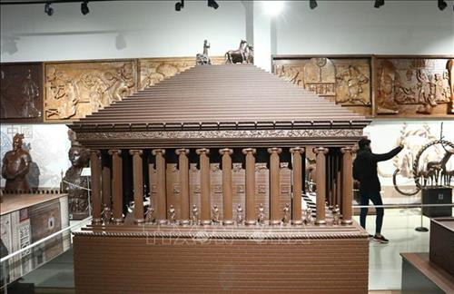 Tác phẩm điêu khắc từ sô cô la được trưng bày tại Bảo tàng sô cô la ở Istanbul, Thổ Nhĩ Kỳ, ngày 30/12/2019. Ảnh: THX/ TTXVN Các bức tượng sô cô la được trưng bày tại Bảo tàng sô cô la ở Istanbul, Thổ Nhĩ Kỳ, ngày 30/12/2019. Ảnh: THX/ TTXVN Du khách tham quan Bảo tàng sô cô la ở Istanbul, Thổ Nhĩ Kỳ, ngày 30/12/2019. Ảnh: THX/ TTXVN Tác phẩm điêu khắc từ sô cô la được trưng bày tại Bảo tàng sô cô la ở Istanbul, Thổ Nhĩ Kỳ, ngày 30/12/2019. Ảnh: THX/ TTXVN Tác phẩm điêu khắc từ sô cô la được trưng bày tại Bảo tàng sô cô la ở Istanbul, Thổ Nhĩ Kỳ, ngày 30/12/2019. Ảnh: THX/ TTXVN Tác phẩm điêu khắc từ sô cô la được trưng bày tại Bảo tàng sô cô la ở Istanbul, Thổ Nhĩ Kỳ, ngày 30/12/2019. Ảnh: THX/ TTXVN Du khách tham quan Bảo tàng sô cô la ở Istanbul, Thổ Nhĩ Kỳ, ngày 30/12/2019. Ảnh: THX/ TTXVN